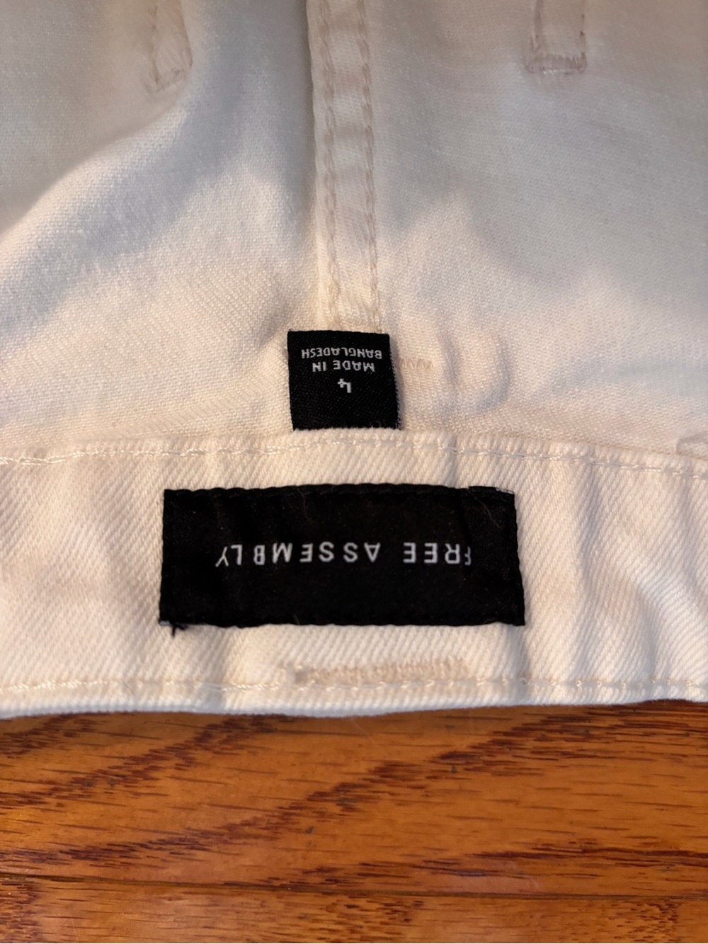 Free Assembly women’s Barrel Leg white Denim large front pockets NWOT Size 4 - Picture 3 of 7